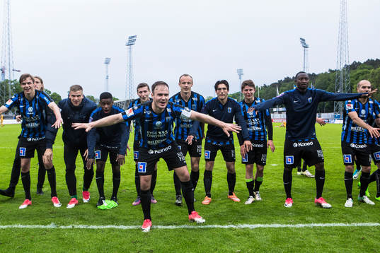 Sirius spelare med Niklas Busch Thor längst fram jublar