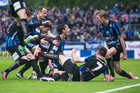 Sirius Philip Haglund jublar med Oscar Pehrsson , Niklas