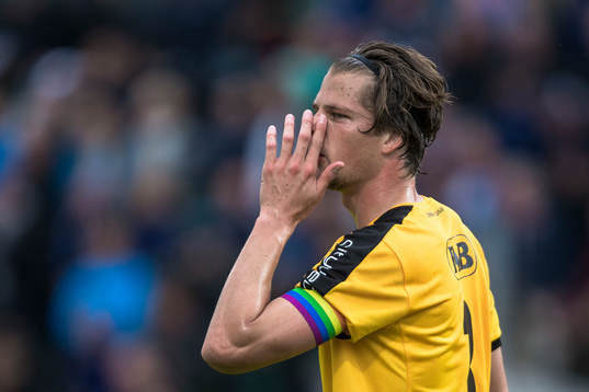 Halmstads Fredrik Liverstam med en regnbågsfärgad