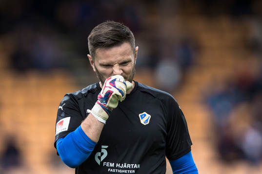 Halmstads målvaktstränare Damir Hadrovic deppar innan