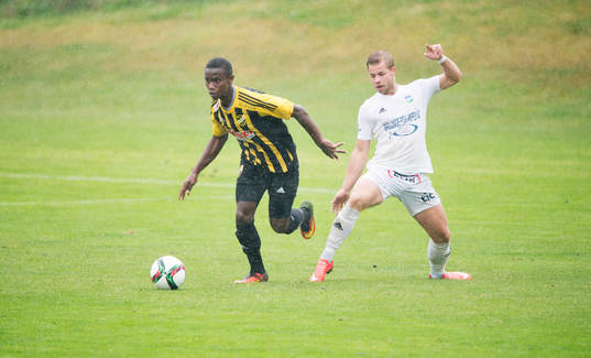 IFK Hässleholms Carl Mujaguzi i matchen i division 2