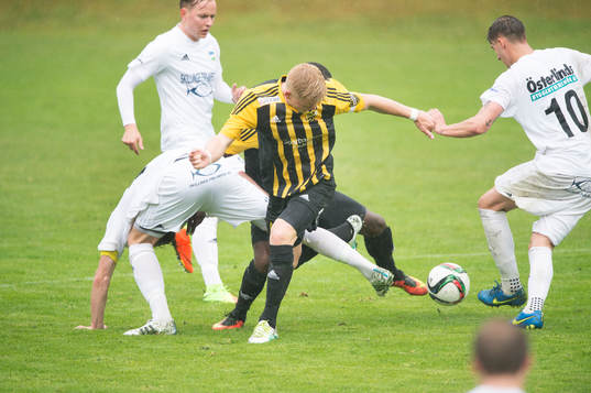IFK Hässleholms Linus Svensson i matchen i division 2