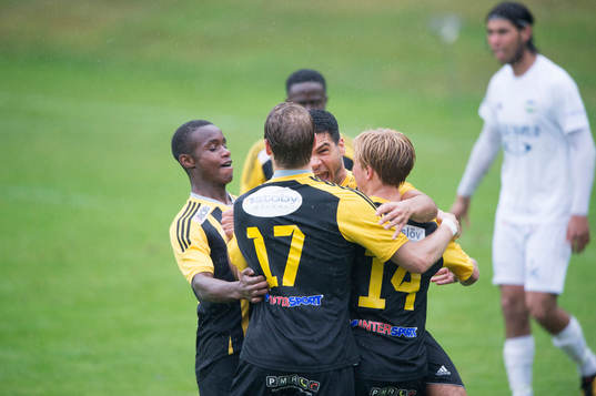 IFK Hässleholms Gustaf Lindroth har gjort 0-1 och jubel i