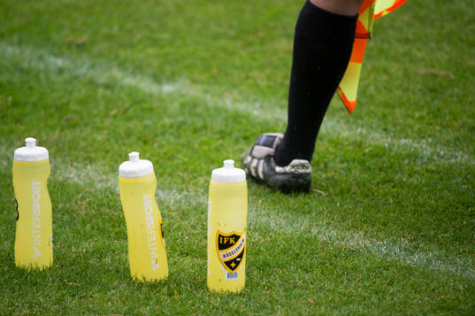 Vattenflaskor i matchen i division 2 mellan Österlen och