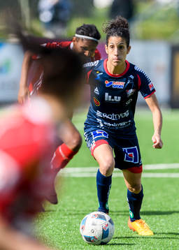 Linköpings Claudia Neto med bollen