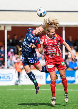 Linköpings Magdalena Eriksson i nickduell med Piteås Nina