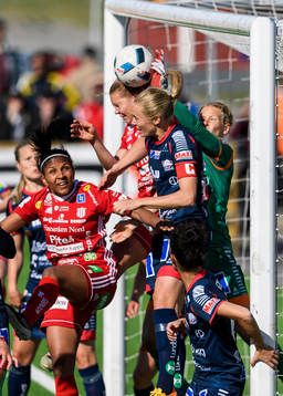 Piteås Nina Jakobsson försöker nicka in bollen framför