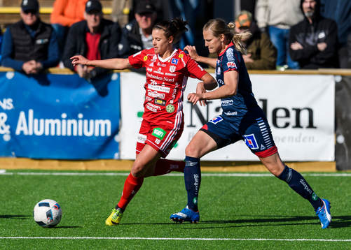 Piteås Hanna Pettersson med bollen