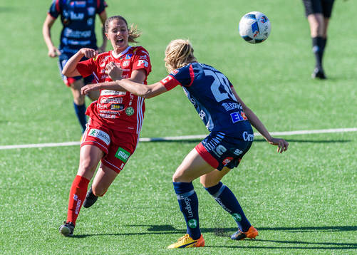 Piteås Felicia Karlsson försöker gå förbi Linköpings