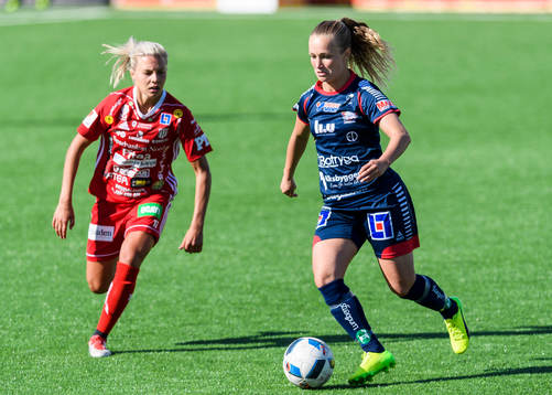 Linköpings Tove Almqvist med bollen