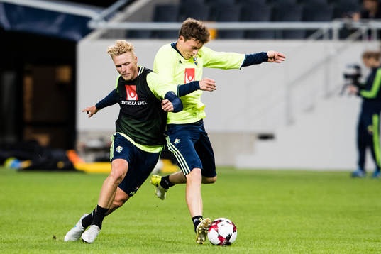 Sveriges Oscar Hiljemark i kamp om bollen med Victor
