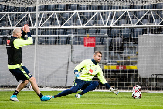 Sveriges John Guidetti och målvakt Kristoffer Nordfeldt