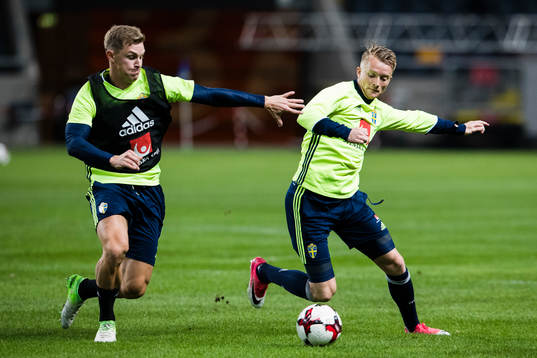 Sveriges Emil Krafth i kamp om bollen med Sam Larsson
