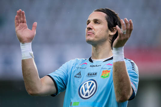 GAIS målvakt Damir Mehic tackar publiken