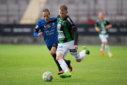 GAIS Johan Svahn före Trelleborgs Zoran Jovanovic