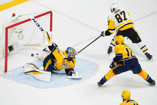 Pittsburghs Sidney Crosby kvitterar till 1-1 bakom