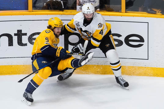 Nashvilles Filip Forsberg i en duell med Pittsburghs Justin