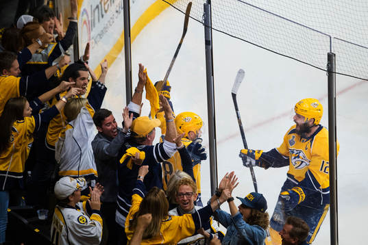 Nashvilles Viktor Arvidsson och Mike Fisher jublar