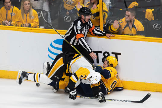 Pittsburghs Matt Cullen i en duell med Nashvilles Filip