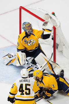 Nashvilles målvakt Pekka Rinne räddar ett skott