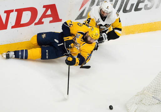 Nashvilles Harry Zolnierczyk i en duell med Pittsburghs