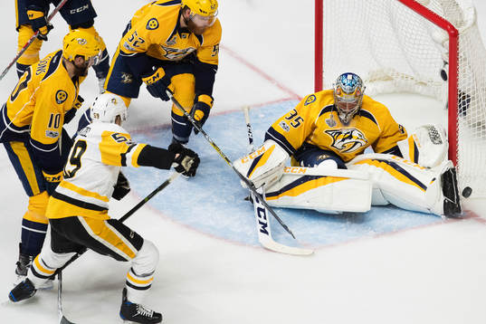 Nashvilles målvakt Pekka Rinne räddar ett skott