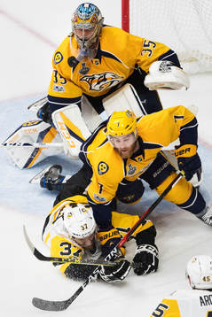 Nashvilles målvakt Pekka Rinne och Yannick Weber utmanas