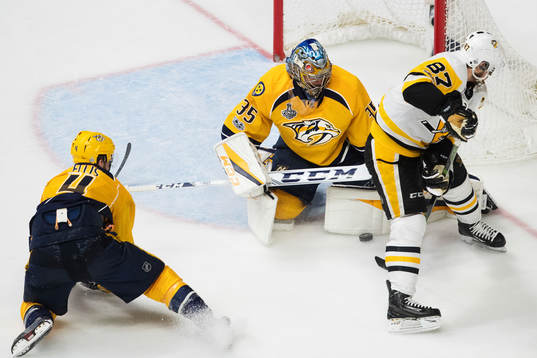 Nashvilles målvakt Pekka Rinne räddar ett skott från