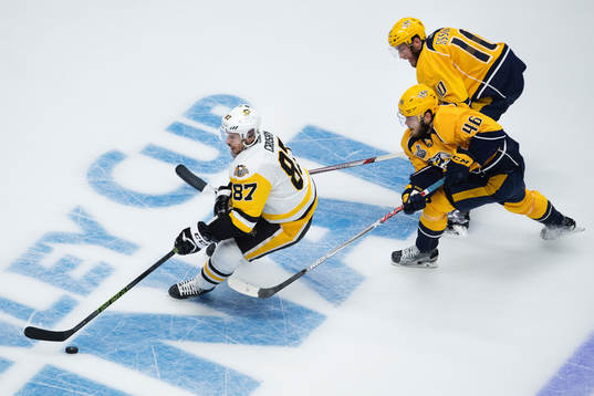 Pittsburghs Sidney Crosby och Nashvilles Pontus Åberg och