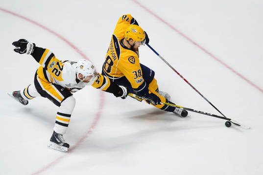 Pittsburghs Patric Hörnqvist utmanas av Nashvilles Viktor