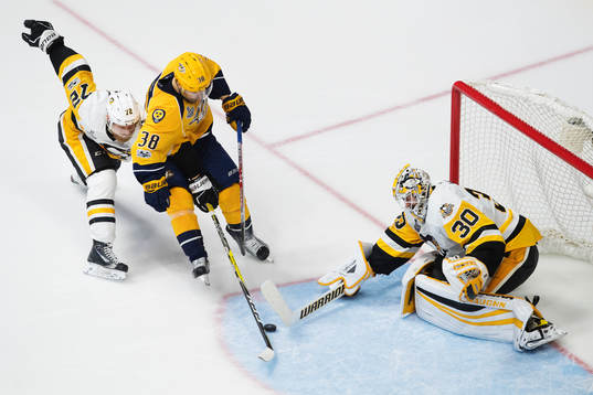Pittsburghs Patric Hörnqvist och målvakt Matthew Murray