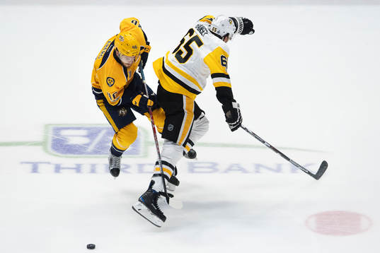 Nashvilles Pontus Åberg tacklas av Pittsburghs Ron Hainsey