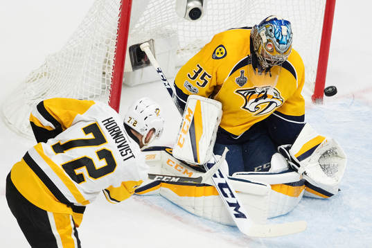 Pittsburghs Patric Hörnqvist skjuter utanför Nashvilles