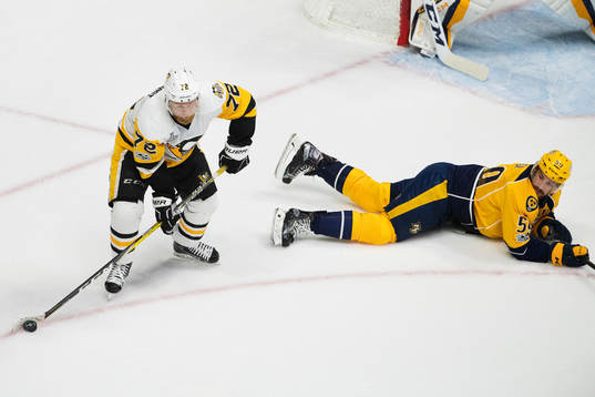 Pittsburghs Patric Hörnqvist och Nashvilles Roman Josi