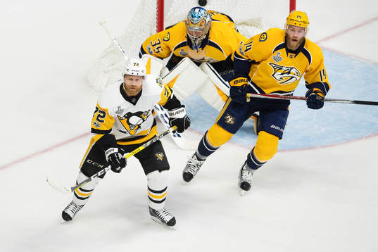 Pittsburghs Patric Hörnqvist utmanar Nashvilles målvakt
