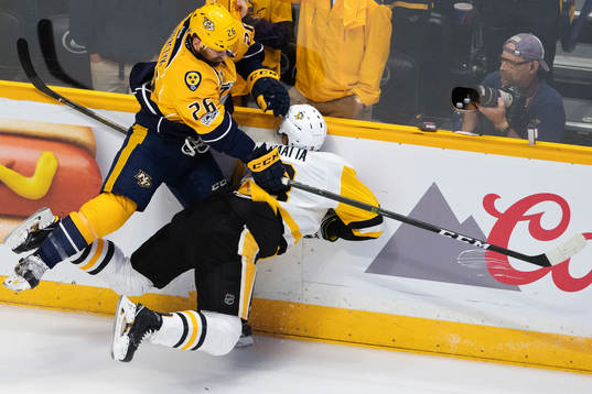 Nashvilles Harry Zolnierczyk tacklar Pittsburghs Olli Maatta