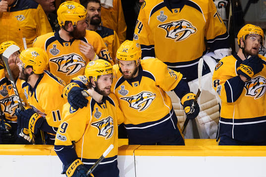 Nashvilles Filip Forsberg får en kram av Frederick Gaudreau
