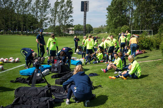 Det svenska landslaget på plats på Öis-gården