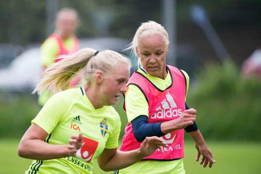 Stina Blackstenius och Caroline Seger