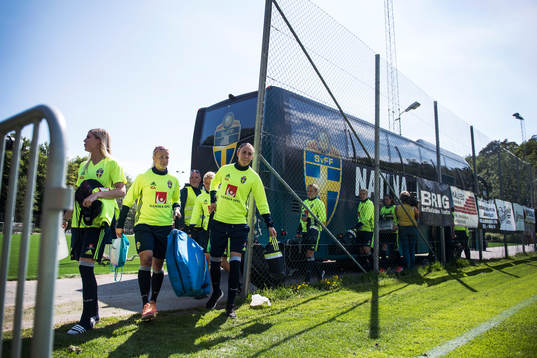 Det svenska landslaget anländer Öis-gården