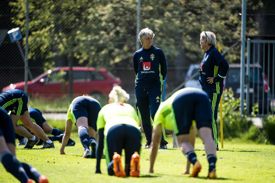 Förbundskapten Pia Sundhage och assisterande