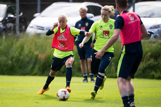 Caroline Seger och målvakt Hedvig Lindahl