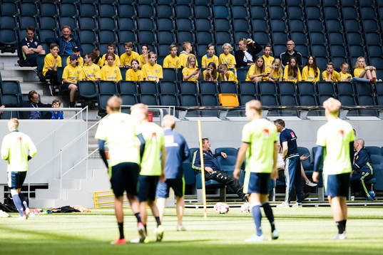 Ungdomar sitter på läktaren och följer spelarna