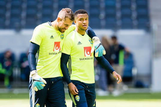 Sveriges målvakt Kristoffer Nordfeldt och Martin Olsson