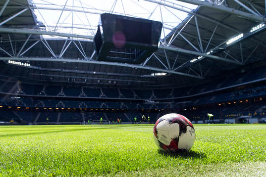 En fotboll ligger i gräset