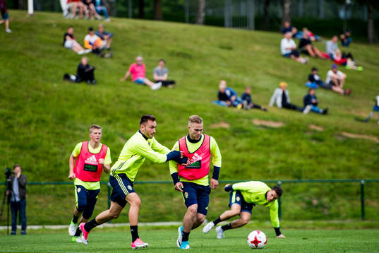 Bläddra bland fler bilder av Fotboll, U21, Sverige, Träning och Mixad Zon