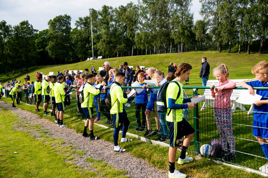 Laget skriver autografer