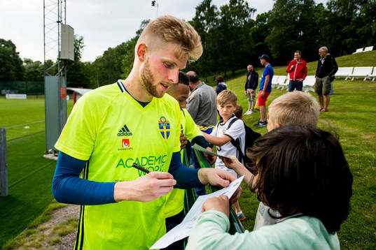 Målvakt Anton Cajtoft skriver autografer