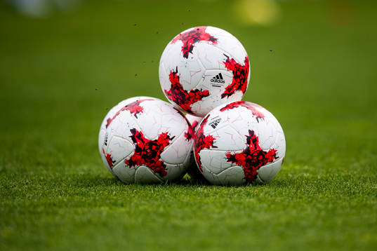 Tre fotbollar på hög