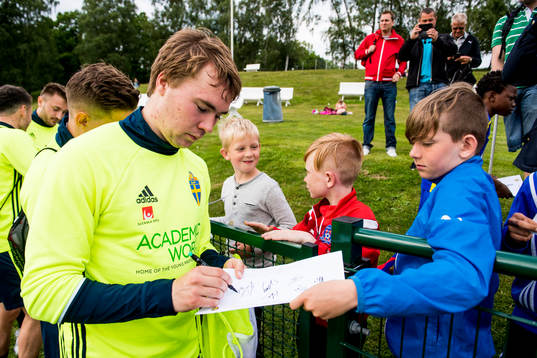 Simon Tibbling skriver autografer